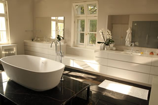 Badezimmer mit frei stehender Badewanne
