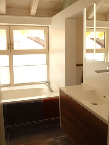 Waschtischmöbel mit Spiegelschrank Badewanne in Nische